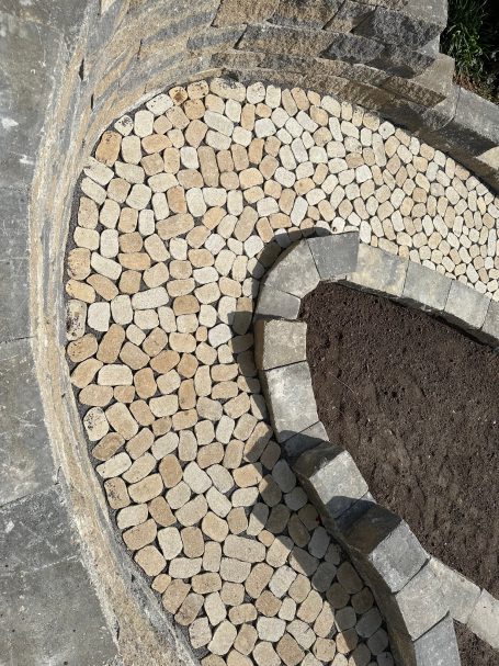 geschwungener Pflasterweg